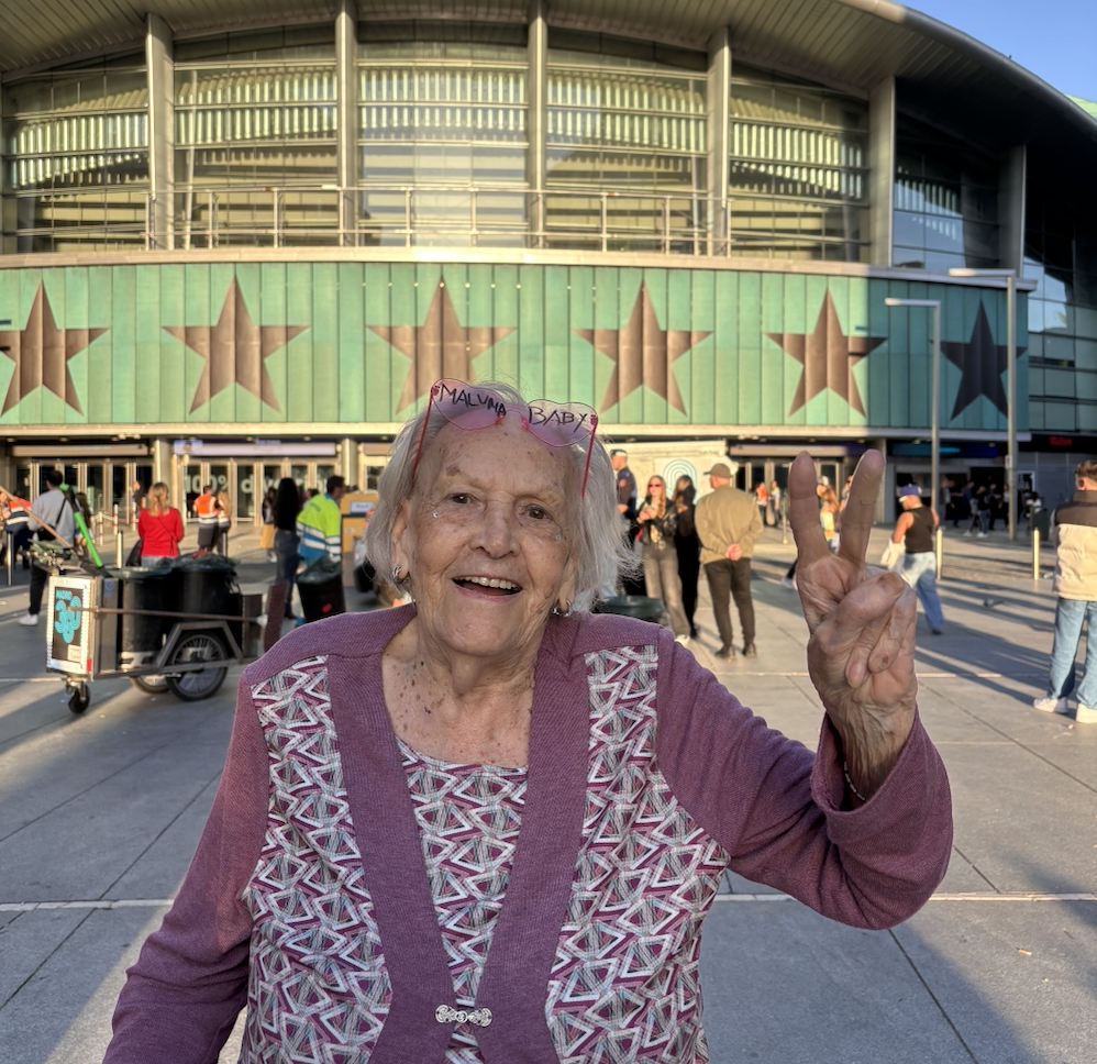 Toñi de 95 años y su primer concierto de reguetón