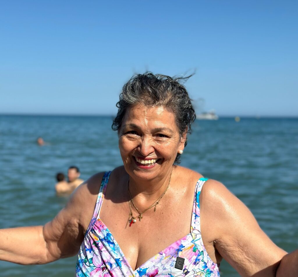 Gloria cumple su sueño de volver a la playa