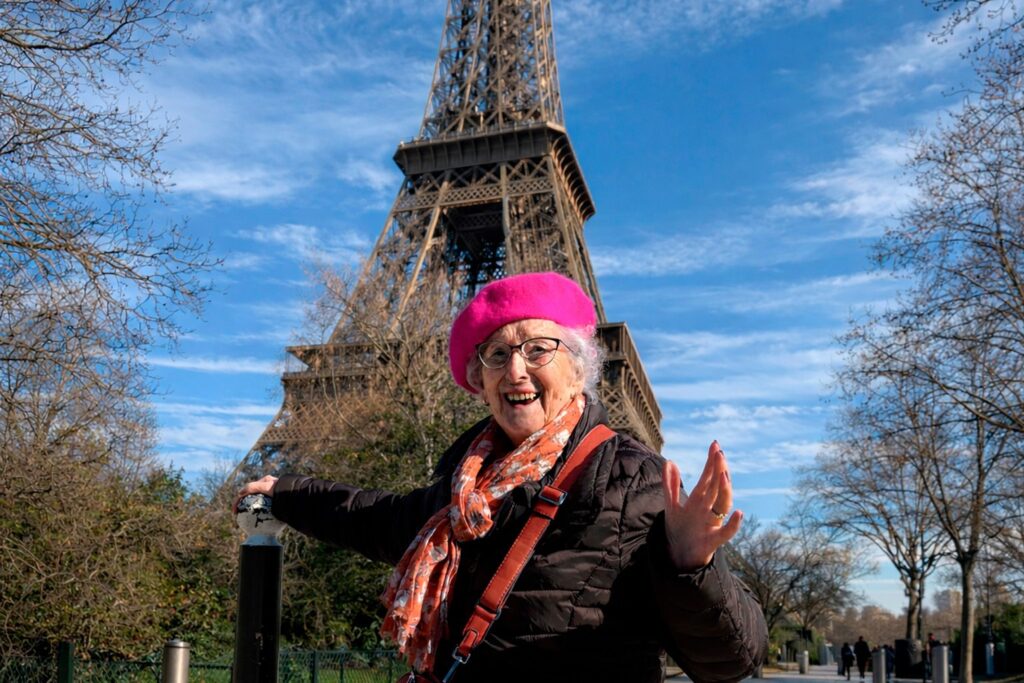 María cumple su sueño de ir a París