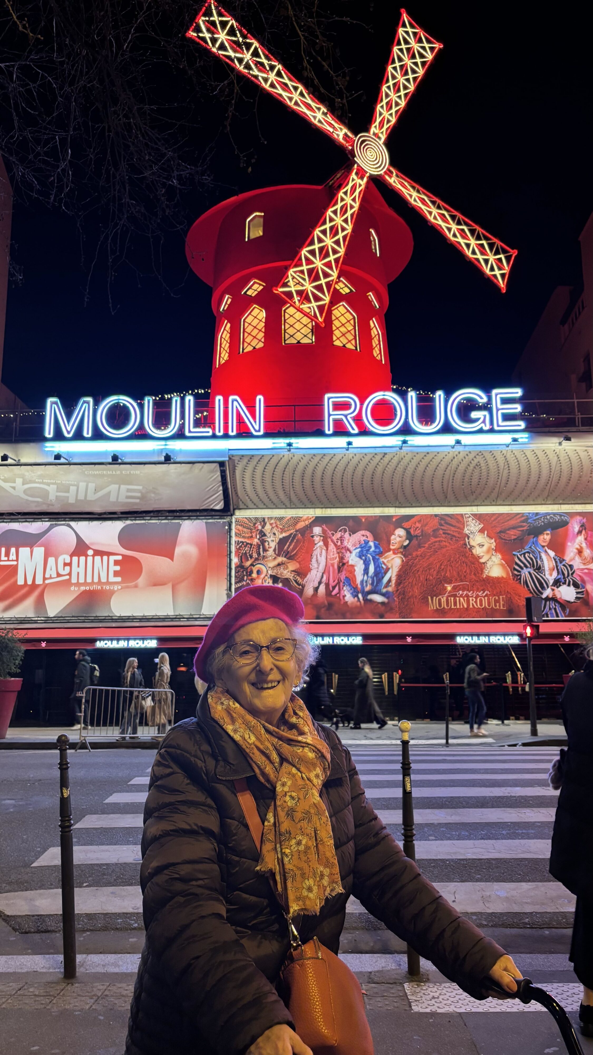 María cumple su sueño de ir a París