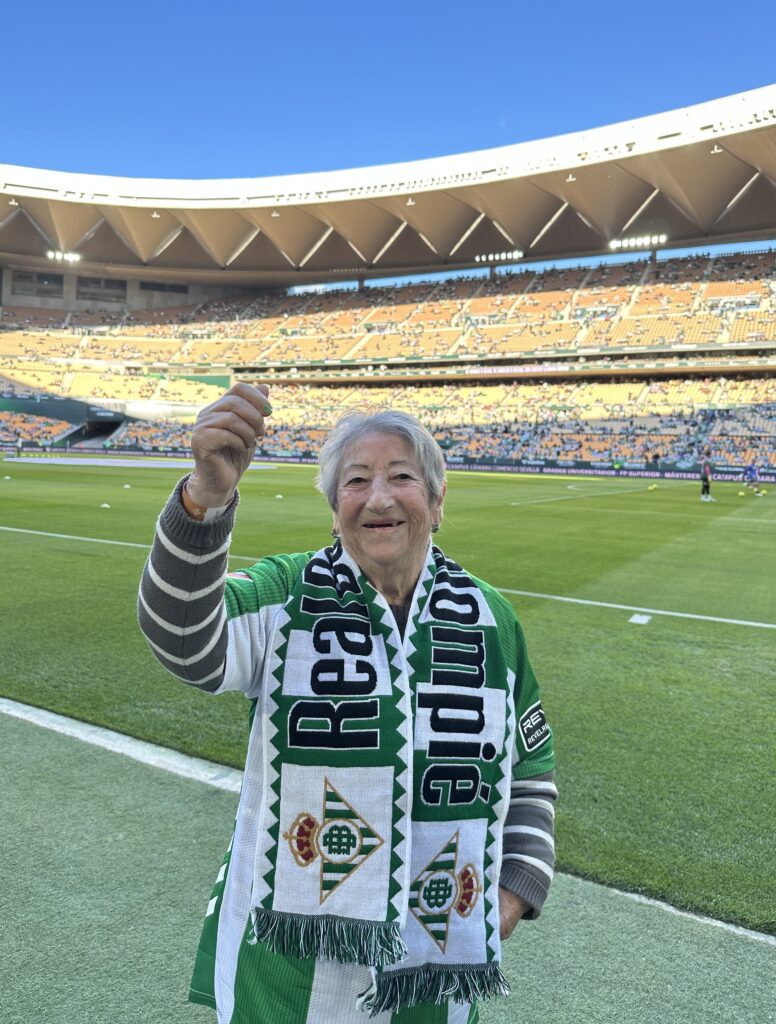 Aurora cumple su sueño de ver al Betis