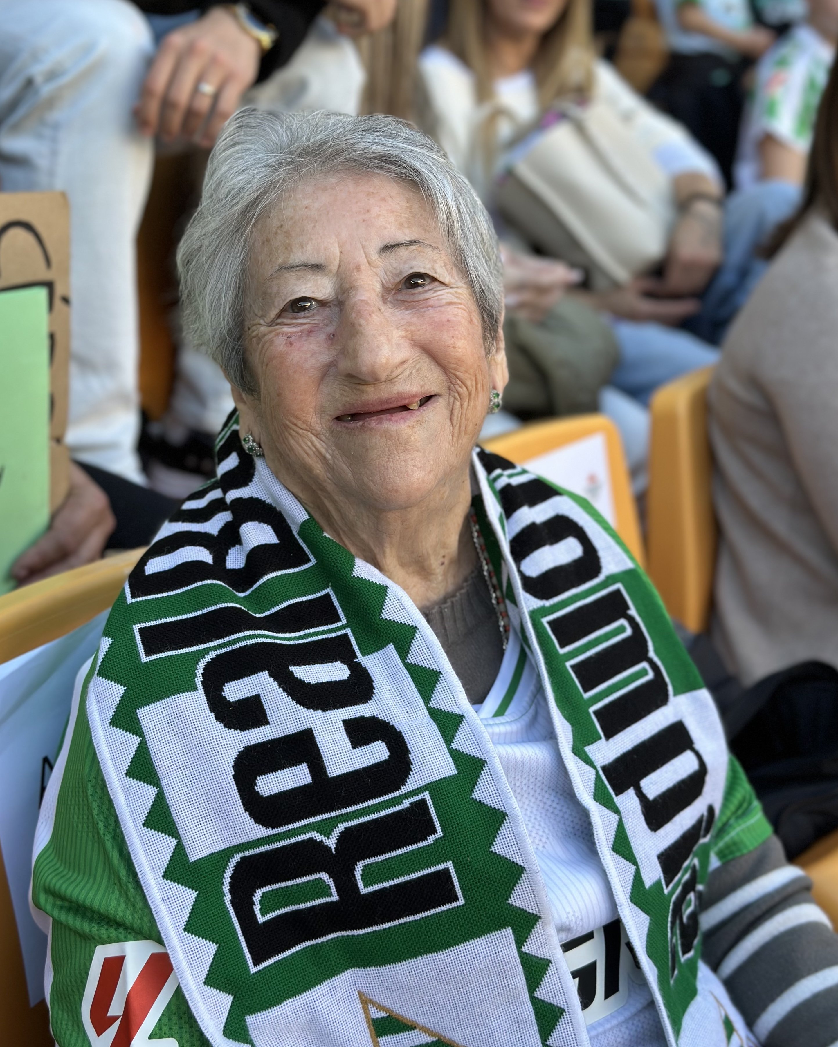 Aurora cumple su sueño de ver al Betis